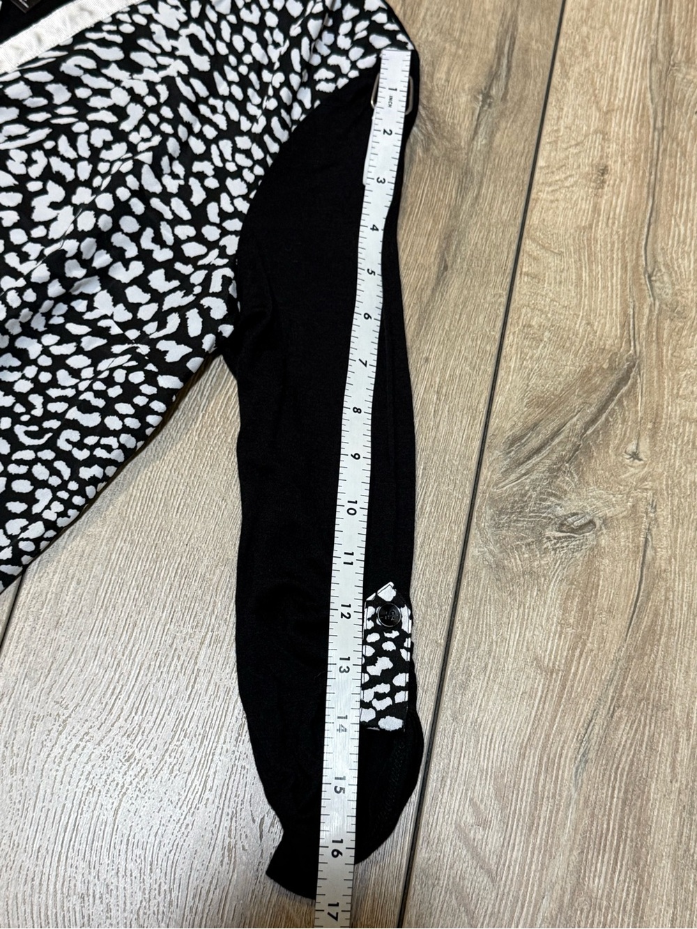 Kensie Animal Print Blouse Black White Relaxed V Neck Roll Tab 3/4 Sleeve Small - Picture 12 of 15